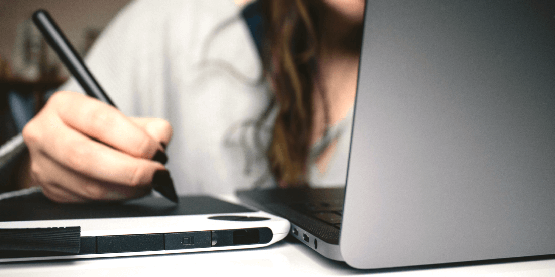 Mulher usando uma mesa digitalizadora