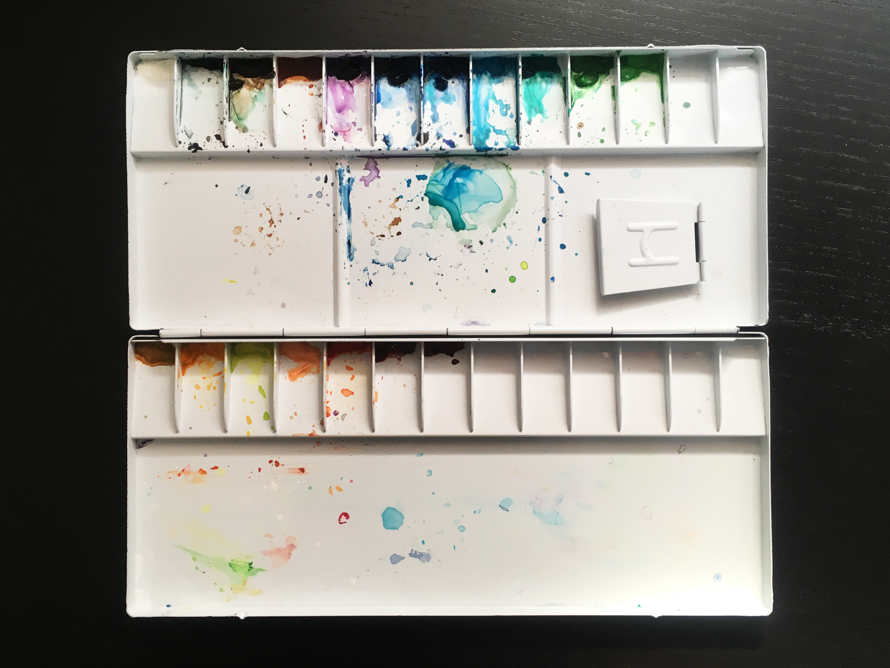 Bild einer Mischpalette für Aquarellfarben.